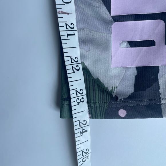 Puma Girls Camo Print Hooded Top & Leggings Set Size Medium (8-10) Pink/Gray - Picture 10 of 16